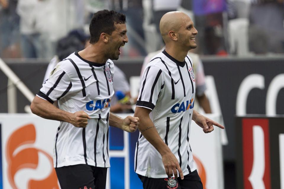 Fábio Santos marcou os dois gols de pênalti do Corinthians