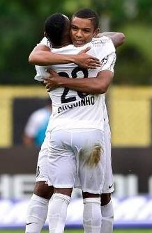 David Braz recebe o abraço de Robinho depois de fazer de peixinho o gol do Santos no São Bernardo