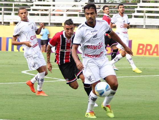 Defesa do Bragantino ficou sem ação diante da movimentação do São Paulo. Foto: FAGNER ALVES - Foto: FAGNER ALVES