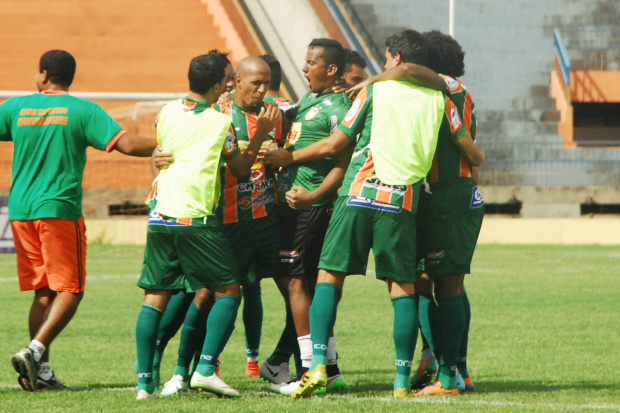 Jogadores comemoram o gol de Dinho, o primeiro do jogo no Douradão - Gazeta MS