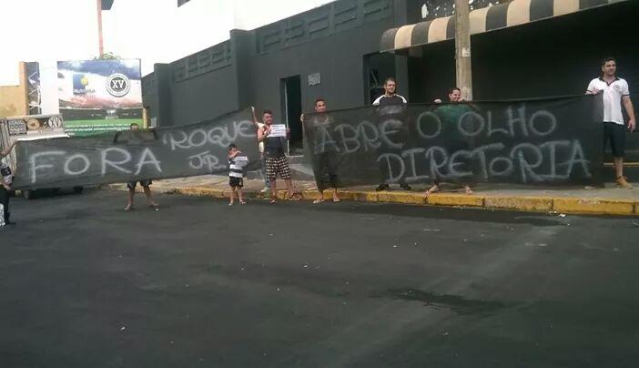 Torcida do XV de Piracicaba fez protestos contra Roque Júnior