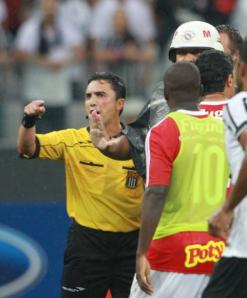 Juiz Mandrake foi pressionado no final do jogo e protegido pela Polícia. Que feio! Juiz Mandrake foi pressionado no final do jogo e protegido pela Polícia. Que feio!