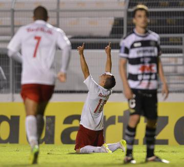 Red Bull fez um jogo aberto com o XV de Piracicaba, mas sofreu um gol nos acréscimos e perdeu por 3 a 2