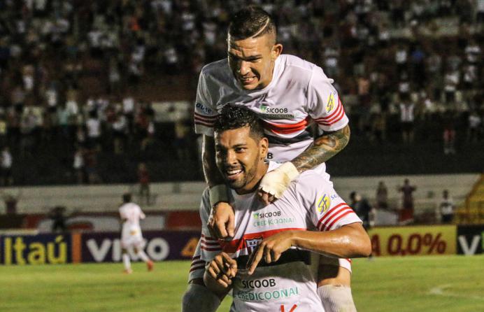 André Santos e Diguinho comemorando o gol da vitória do Botafogo-SP. - Foto: Rogério Moroti / Ag. Botafogo