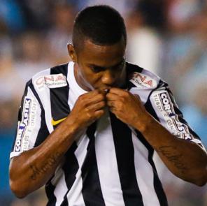 Robinho marcou dois gols e deu passe pra outro do Santos diante da Portuguesa