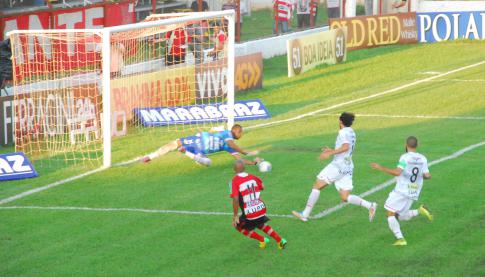 Diego marcou dois gols pelo Linense na vitória sobre o XV de Piracicaba