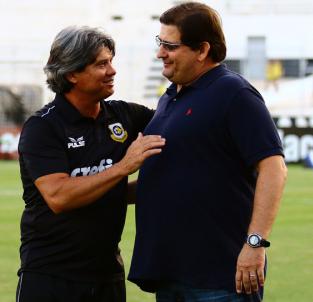 Guto Ferreira, à direita, recebe cumprimentos de Edson Boaro, do São Bernardo - Foto: Ueber Fernandes - AFI