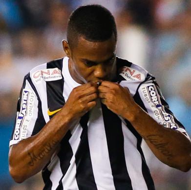 Robinho marcou dois gols pelo Santos, onde já marcou 106 gols.