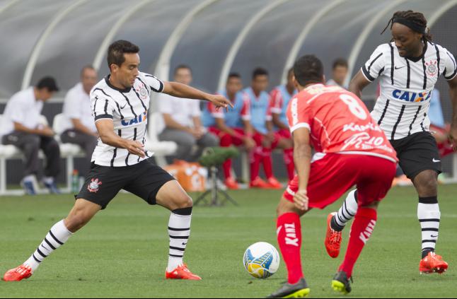 Jadson, mais uma vez desequilibrou o jogo. Vagner Love saiu no intervalo, mas correu bastante. Foto: Daniel Augusto Jr - Agência Corinthians - Foto: Daniel Augusto Jr - Agência Corint