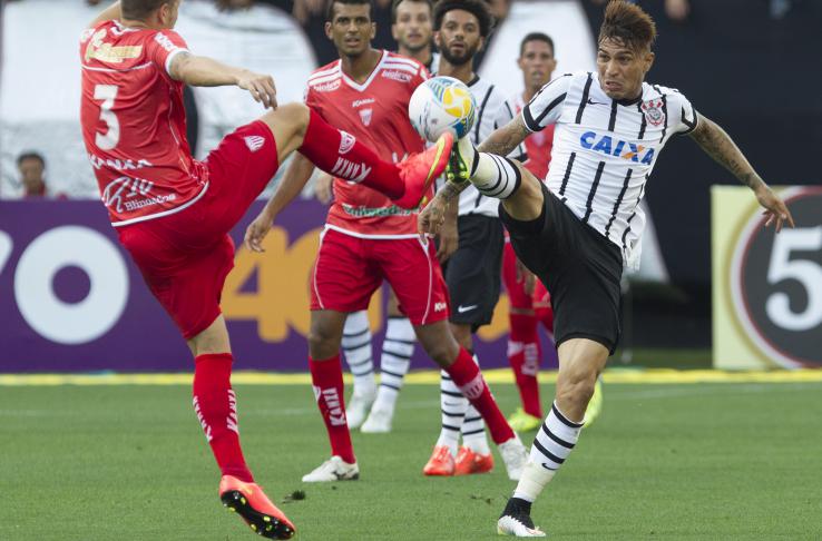 Guerrero disputa de sola com o zagueiro Fábio Sanches, do Mogi Mirim. Foto: Daniel Augusto Jr - Agência Corinthians - Foto: Daniel Augusto Jr - Agência Corint