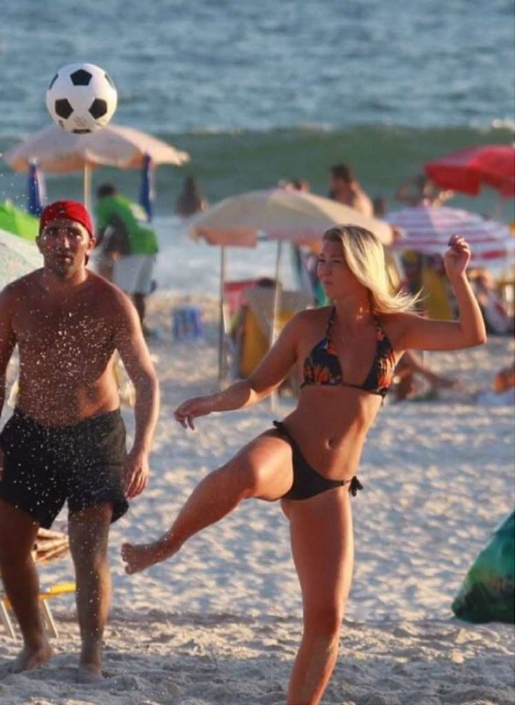 Dixie Pratt aprende com Romário e dá show no futevôlei e na altinha 2 0002050062737 img