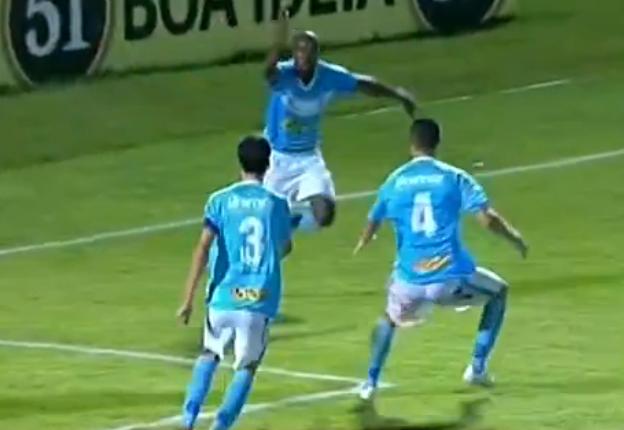 Quando o time já vinha sendo vaiado, Vitor Cruz marcou de cabeça e deixou tudo igual