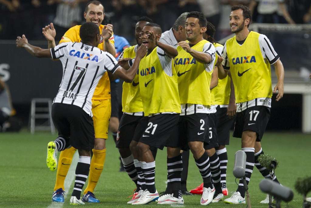 Jogadores do Corinthians comemoram gol marcado contra o Tricolor em duelo válido pela Libertadores