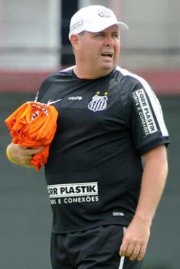 Marcelo Fernandes com pose de técnico após saída surpresa de Enderson Moreira