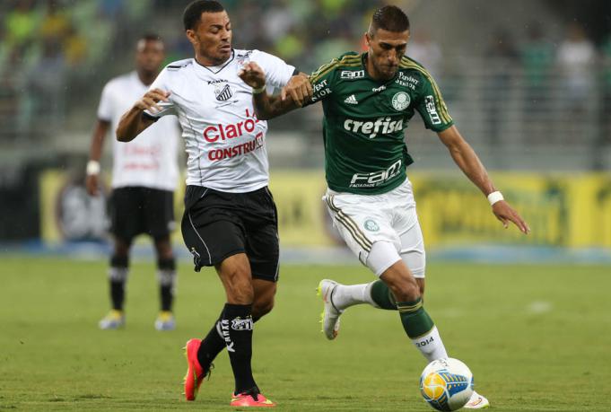 O ex-palmeirense Léo Gago na marcação do centroavante Rafael Marques. - César Grecco / Ag. Palmeiras
