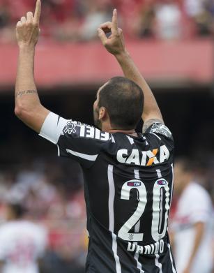 Danilo comemora gol com a torcida do Corinthians, que foi assediada pelos são-paulinos.Foto: Daniel Augusto Jr - Agência Corinthians - Foto: Daniel Augusto/Agência Corinthians