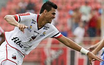 Léo, zagueiro do ituano, marcou um gol de cabeça e saiu para o abraço.
