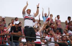 Com atraso de salário, São Paulo lida com insatisfação da torcida