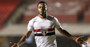 Michel Bastos nega que atraso no pagamento atrapalhe o rendimento do São Paulo