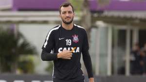 Apresentado como xerife, Edu Dracena mostra incômodo com reserva no Corinthians