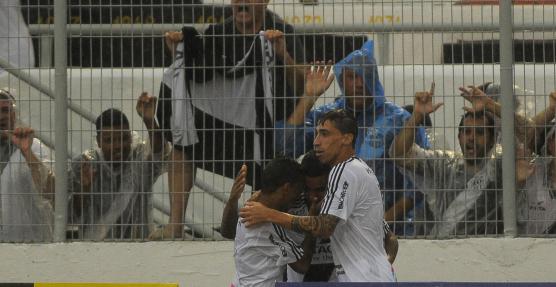 Roni e companheiros comemoram o gol da Ponte no alambrado ao lado da torcida. Foto: RODRIGO VILLALBA - AFI - Foto: RODRIGO VILLALBA - AFI