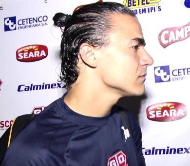 Goleiro Felipe Alves diz que fez tudo com naturalidade e garantiu que não cometeu pênalti na sequência da jogada