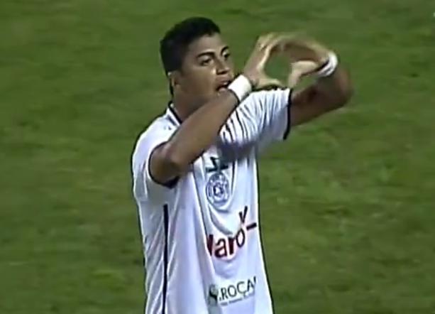 O atacante Romário, de cabeça, marcou o gol de empate para o São Bento