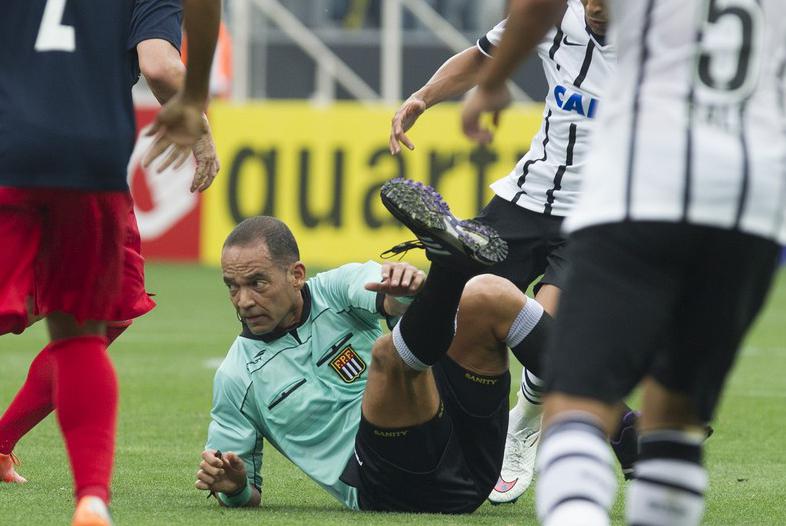 Que é isso? Isso mesmo, o juizão Martinucho caído no chão depois de atrapalhar jogada de Sheik no Itaqueirão. Foto: Agência Corinthians - Foto: Agência Corinthians