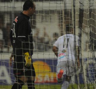 Rodnei fez o cruzamento perfeito e deixou Rogério Ceni vendo Roni testar no ângulo. Foto: Rodrigo Villalba - AFI - Foto: Rodrigo Villalba - AFI