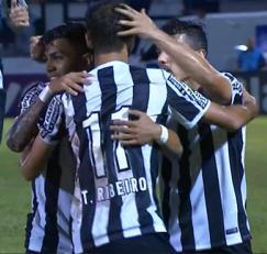 Thiago Ribeiro, de costas, roubou a cena na goleada do Santos, já classificado, diante do Marília