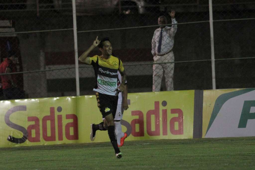 Lucca foi o grande destaque do jogo. O meia fez dois gols e deu assistência para um dos outros dois gols de Joílson