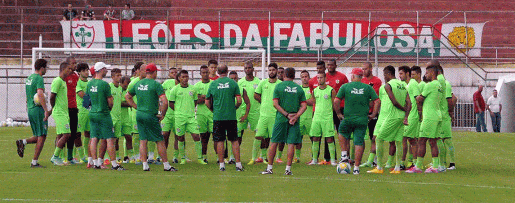 Aílton Silva orienta jogadores da Portuguesa em treino nesta quinta no Canindé