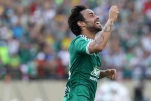 Técnico do Palmeiras critica convocação de Valdivia: 'É um risco'