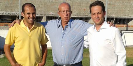 Vadinho, ao centro, Vadinho Filho (à esquerda) e Rodrigo Proença, o prefeito de Capivari, à direita