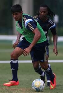 Oswaldo nega preocupação com Dudu e Arouca pendurados antes de clássico