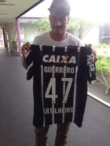 Paulistão: Maior artilheiro estrangeiro do Corinthians, Guerrero é homenageado com camisa