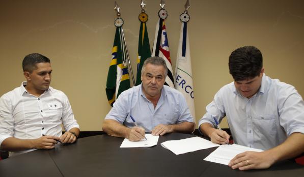 Secretario de Esportes Salvador Augusto Montoro Neto, prefeito José Pavan Junior e o diretor de categorias de base Francisco Alvarenga
