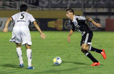 Rildo (à direita) foi marcado de perto pelo volante do Bragantino. Foto: Fágner Alves - Foto: Fágner Alves