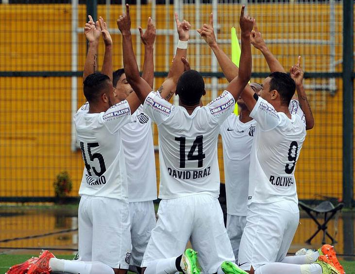 Na comemoração do gol de Ricardo Oliveira, os santistas se ajoelharam e levantaram as mãos pro céu.