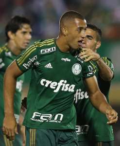Após gol, zagueiro ganha moral com Oswaldo de Oliveira no Palmeiras