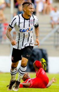 Guerrero fez mais dois gols e se sente à vontade no Corinthians