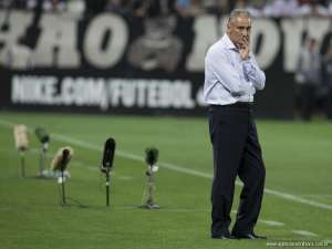 Tite pede paciência com Vagner Love e elogia evolução no Corinthians