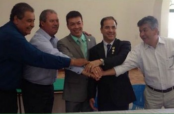 Presidente do Guarani, Horley Senna (centro), está com uma bomba nas mãos