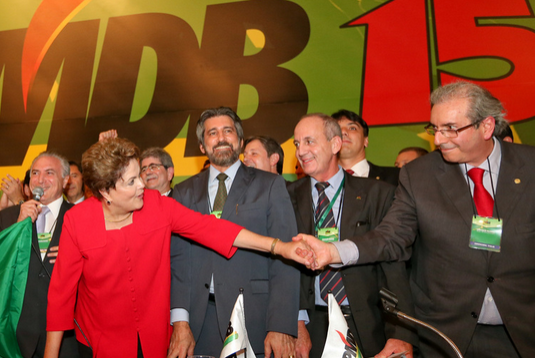 Dilma e presidente da Câmara Eduardo Cunha (PMDB) dão as mãos: Sem apoio do Congresso MP não sairá do papel