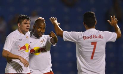 Edmilson, no centro, dois gols pelo Red Bull