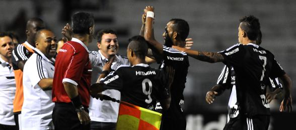 Ponte Preta festeja vitória sobre o freguês Santos, dentro do Majestoso