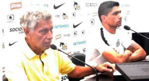 Renato completa 250 jogos no Santos e recebe homenagem das mãos de Clodoaldo