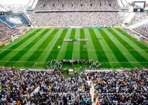 Estádio do Corinthians lota apenas no 'lado mais pobre'