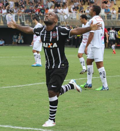 Depois de dez jogos, Vagner Love faz o seu primeiro gol com a camisa do Corinthians e sai para o abraço dos companheiros. Foto: FAGNER ALVES - Foto: FAGNER ALVES