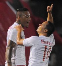Lulinha agradece aos céus por mais um gol para o Red Bull